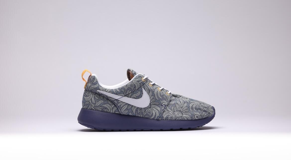 roshe run blue and white
