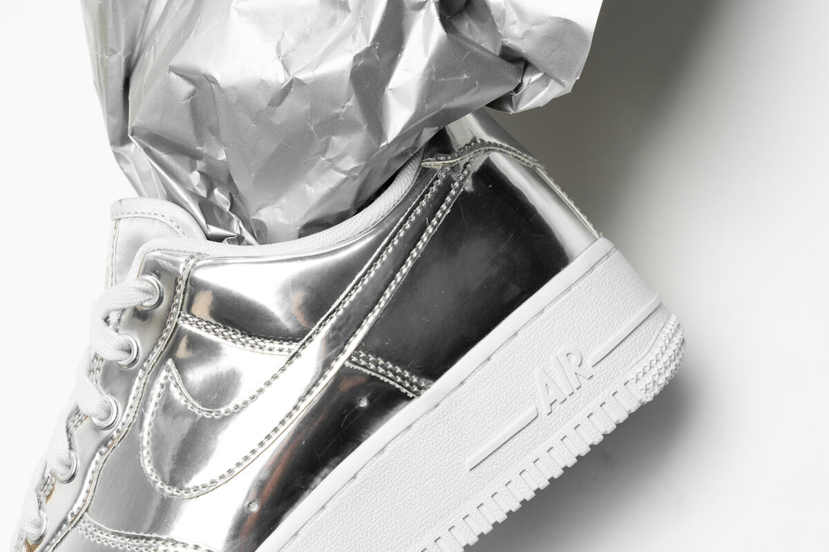 nike air force 1 sp w chrome silver & white
