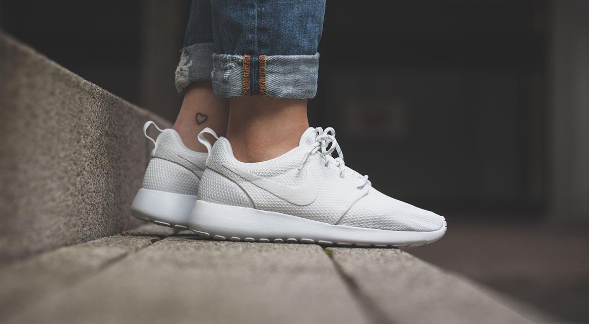 nike roshe one white mens