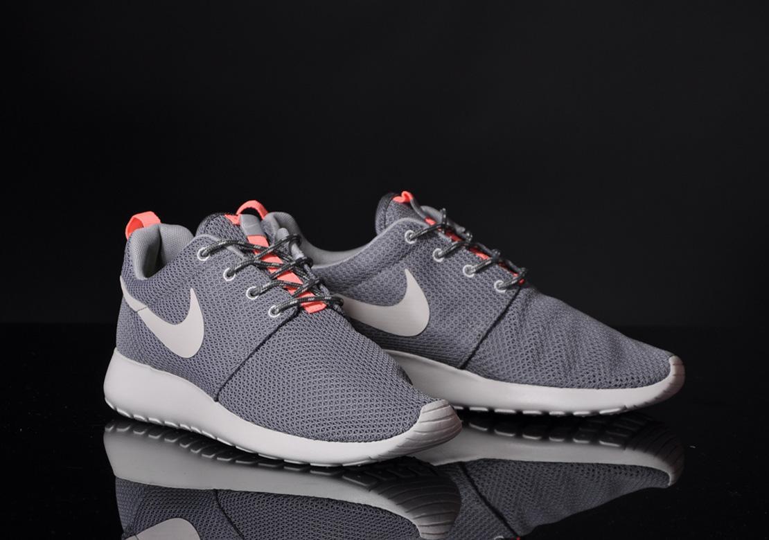 grey and pink roshe run