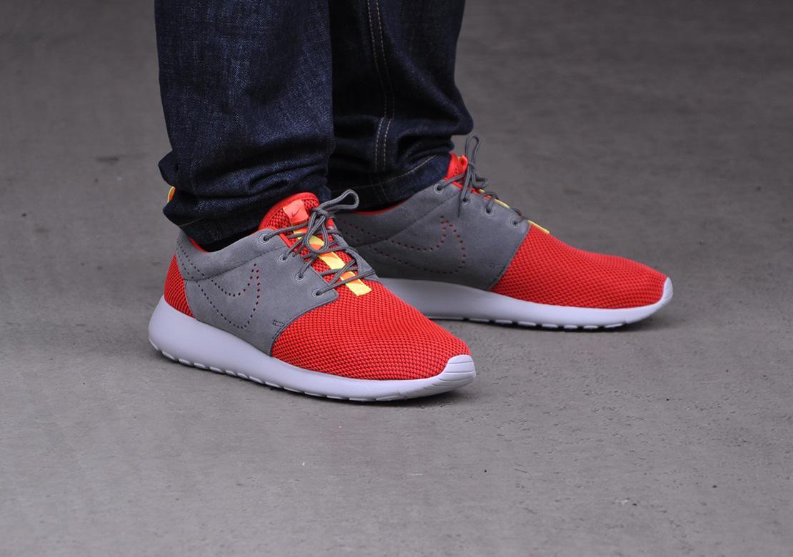 nike roshe run red grey