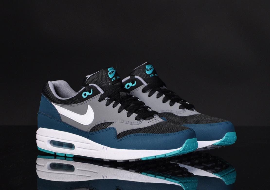black and turquoise nike air