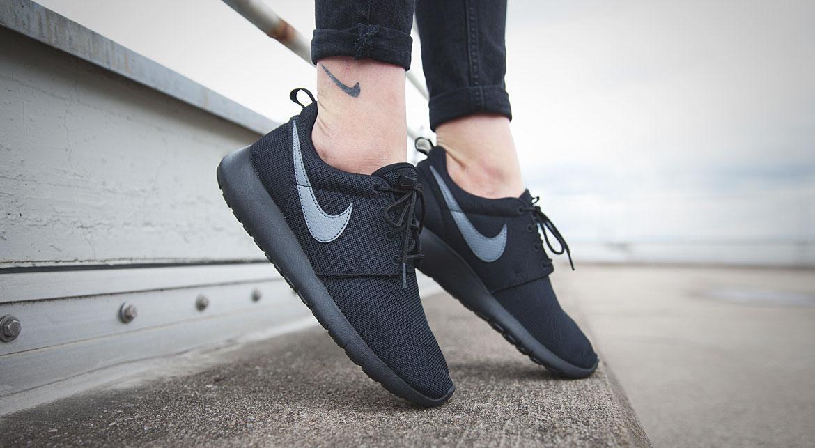 nike roshe black and grey
