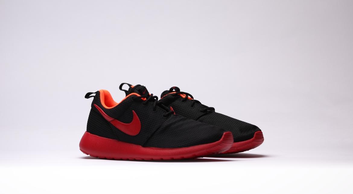 black and red roshe runs