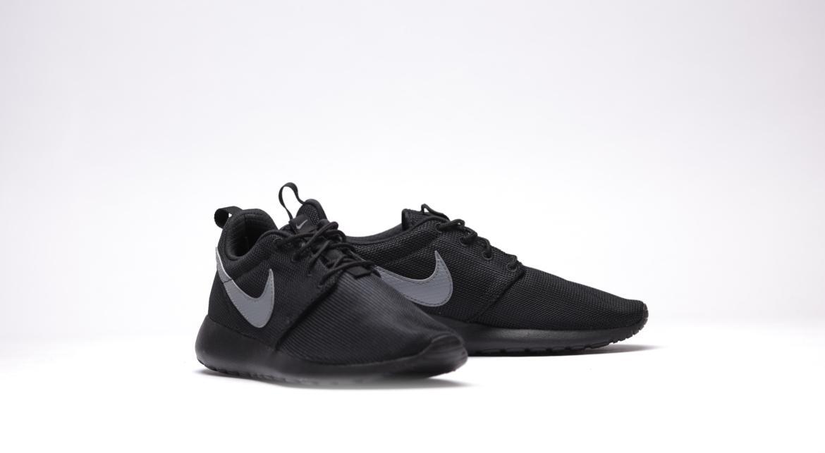 all black nike roshe mens