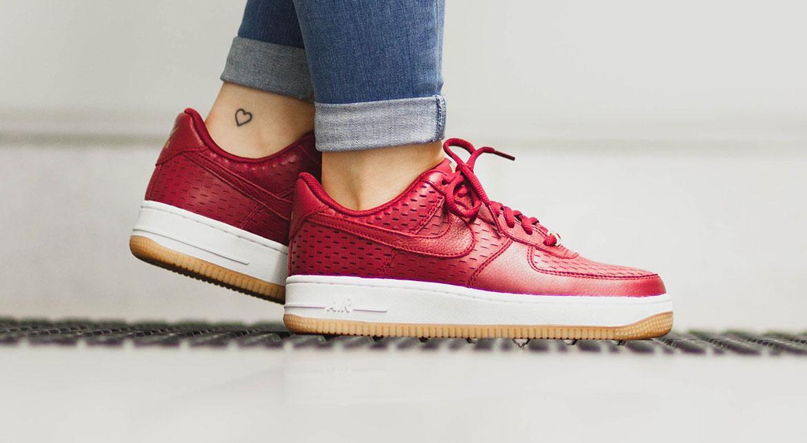 Nike Wmns Air Force 1 '07 Prm "Noble Red"