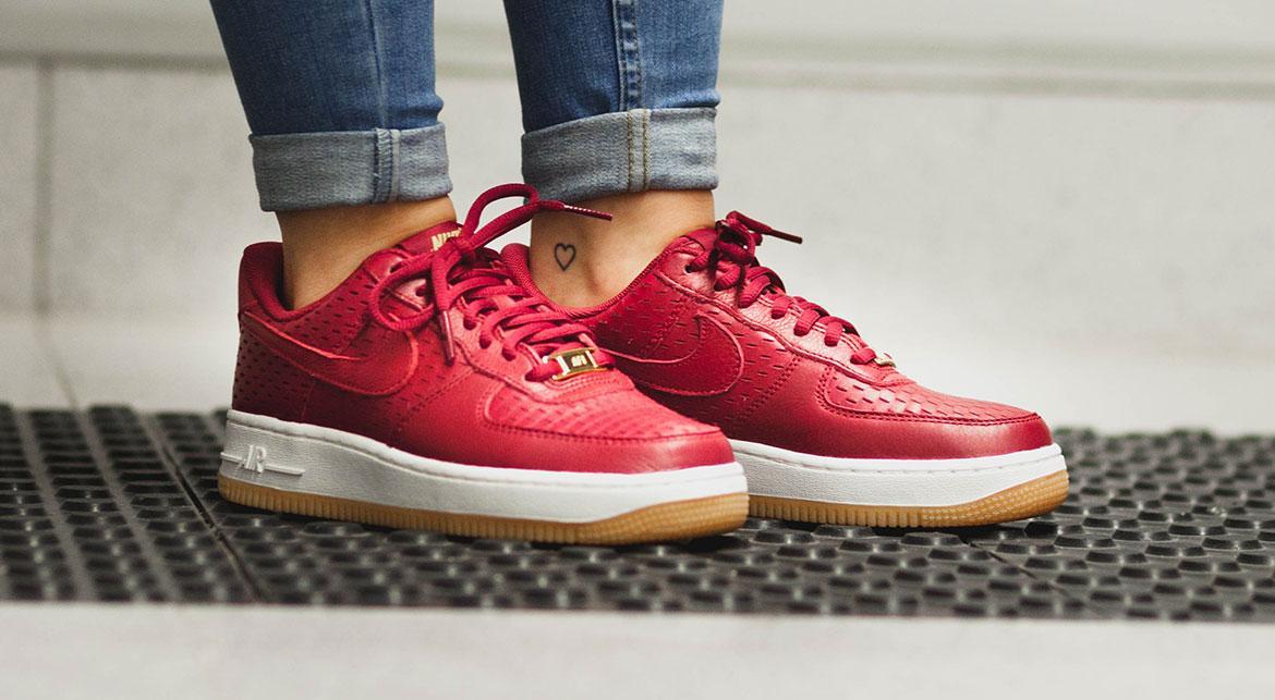 Nike Wmns Air Force 1 '07 Prm "Noble Red"