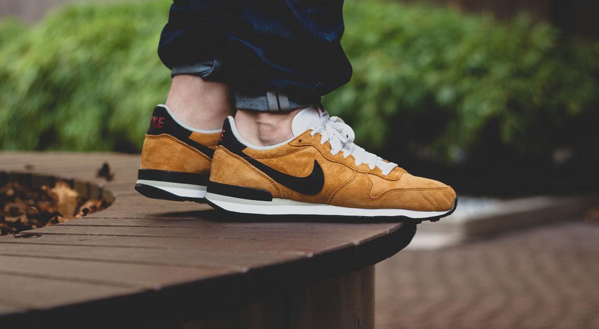 nike internationalist trainers in beige