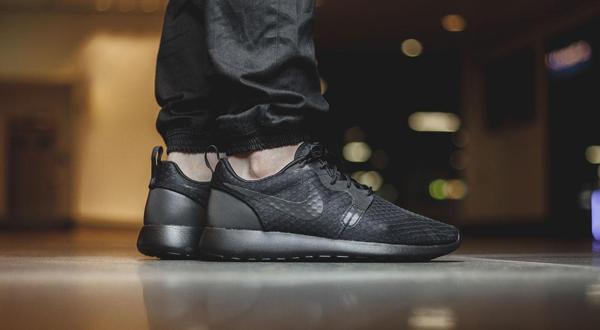 Nike Roshe One All Black - Image 6