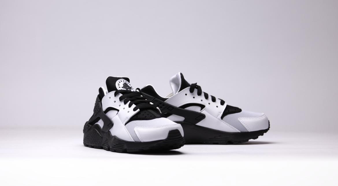 black and white nike air huarache