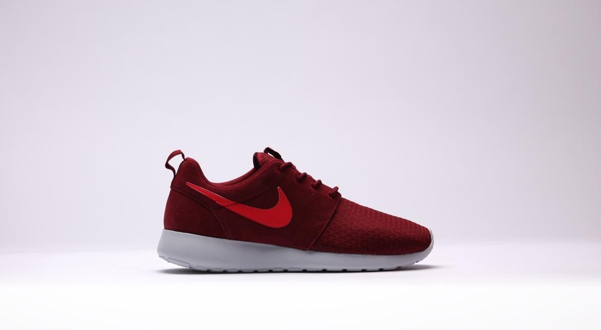 Nike Wmns Rosherun Winter "Action Red"