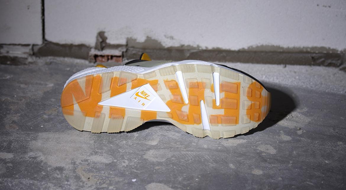 Nike Air Huarache Run "Black/UniversityGold" - Image 8