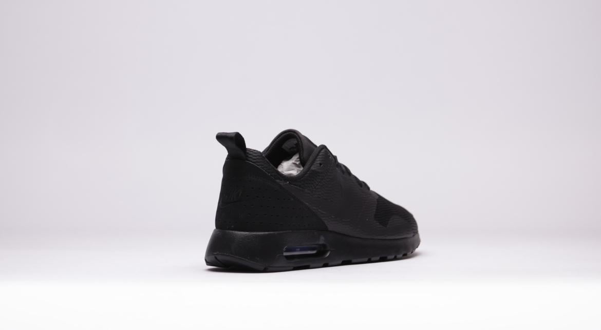 black nike tavas