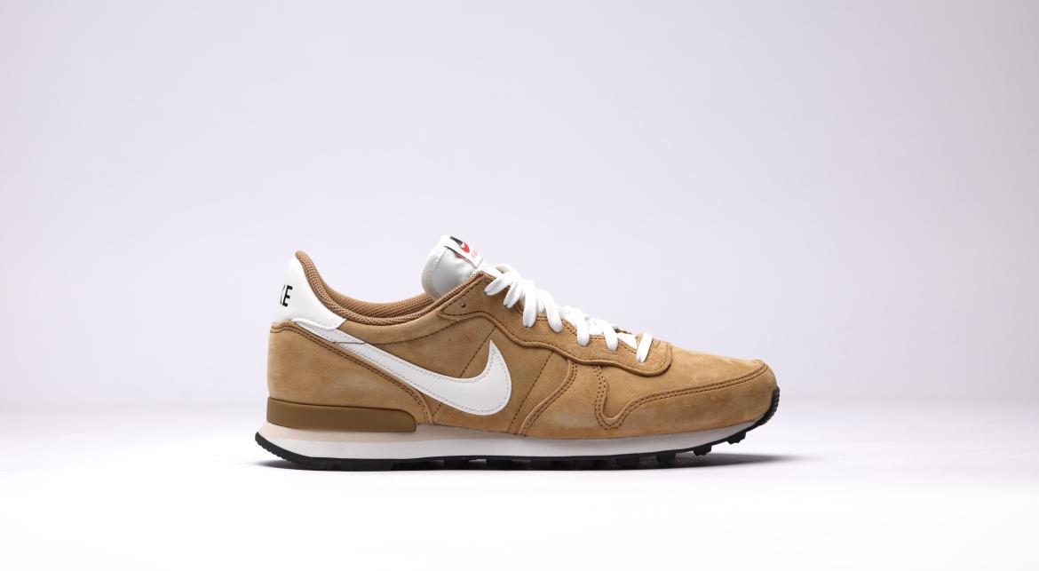nike black and gold internationalist sneakers