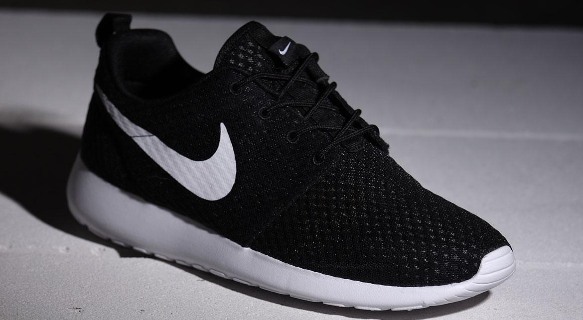 nike roshe one black and white mens