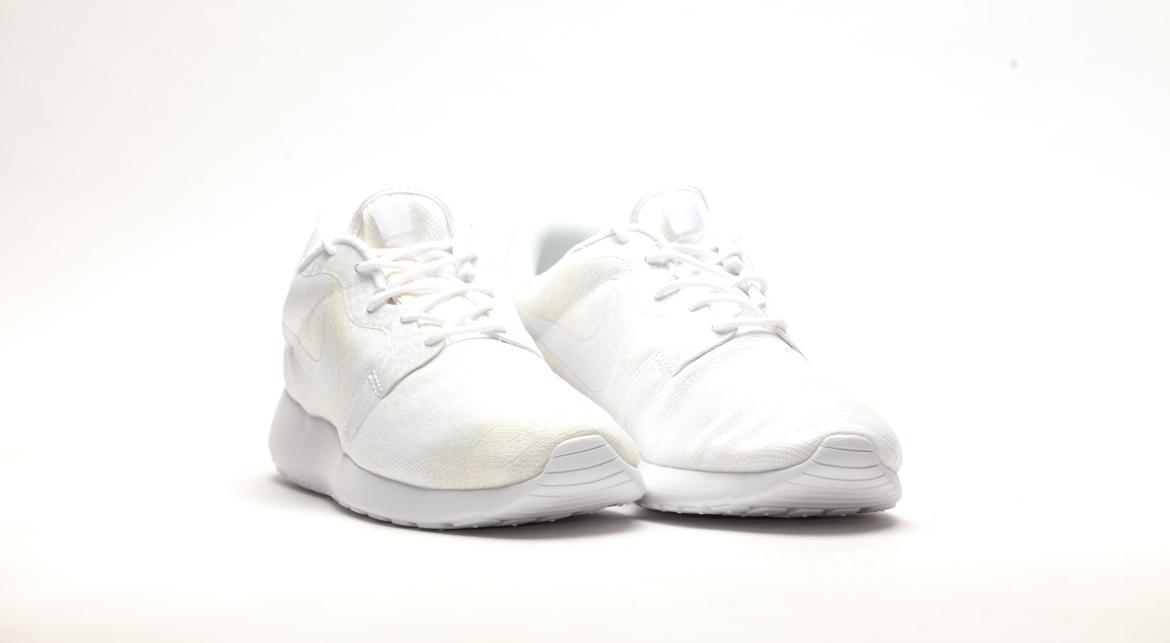 nike roshe one triple white