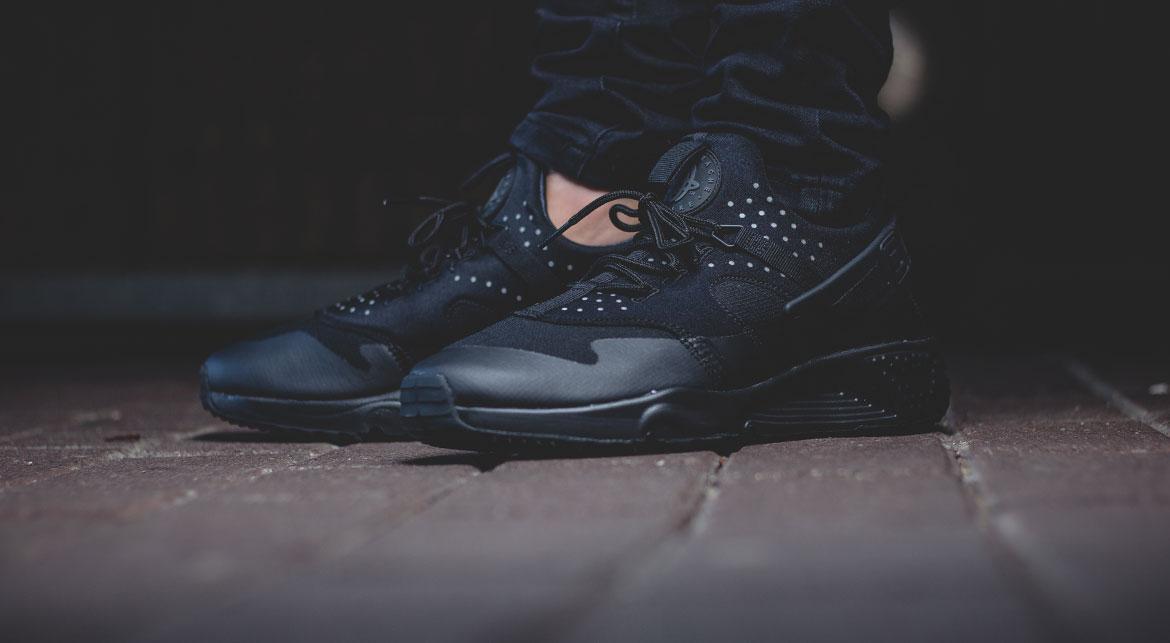 nike huarache utility triple black