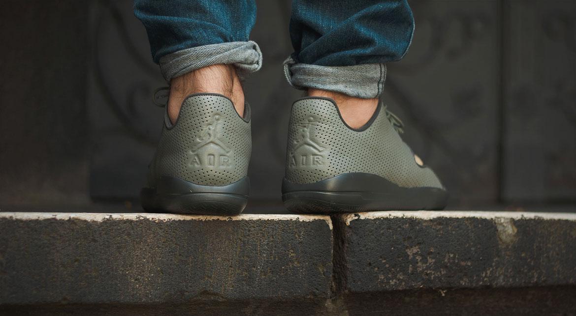 Jordan Eclipse Leather City Pack Berlin Shoes Mens 8 Tumbled Grey/Gold Sneakers‎ Jordan Eclipse Leather City Pack - Berlin for Sale  main image 4