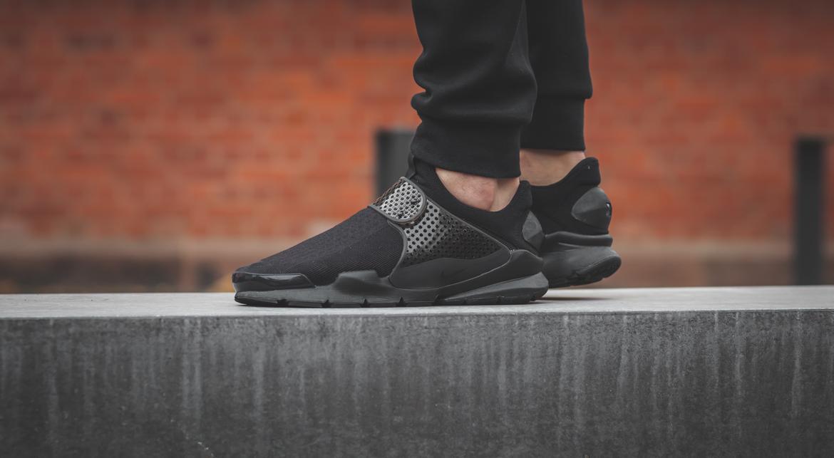 black nike sock dart