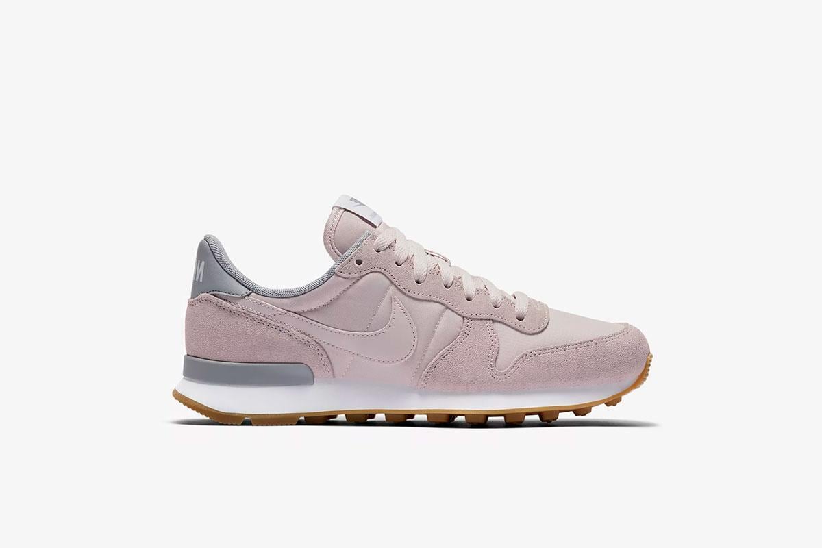 Nike Wmns Internationalist "Barely Rose"
