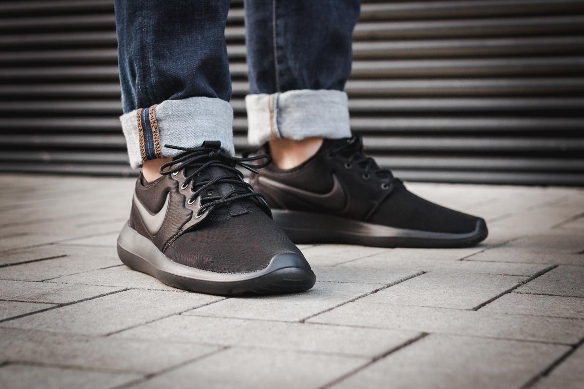 roshe two black