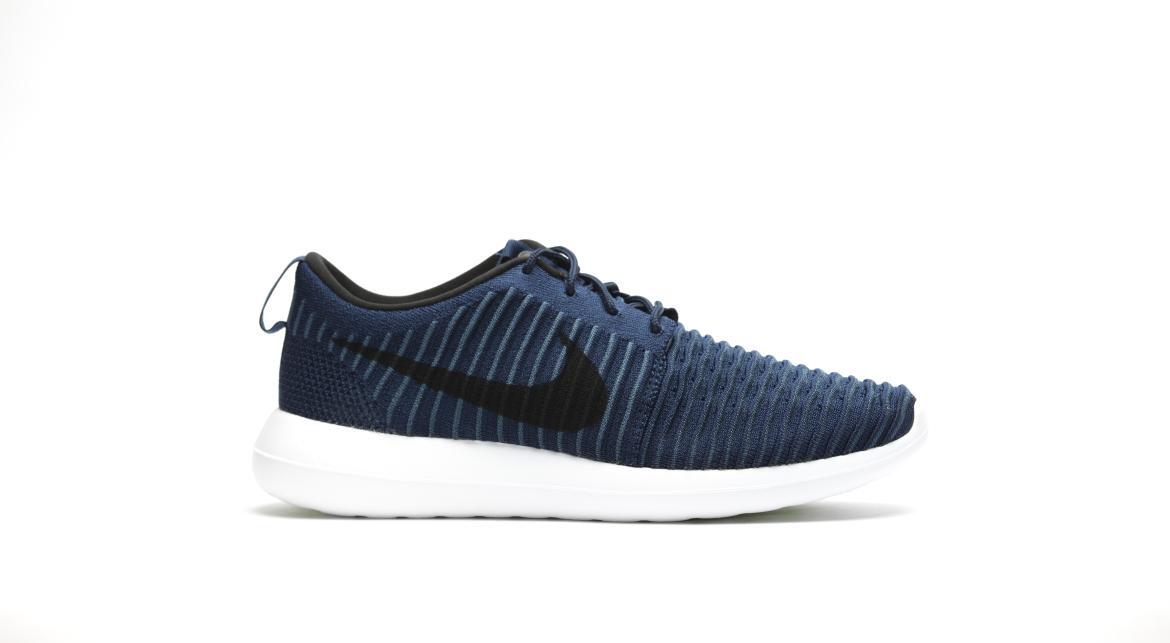 nike roshe navy blue and white