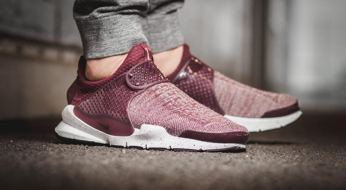 nike sock dart maroon