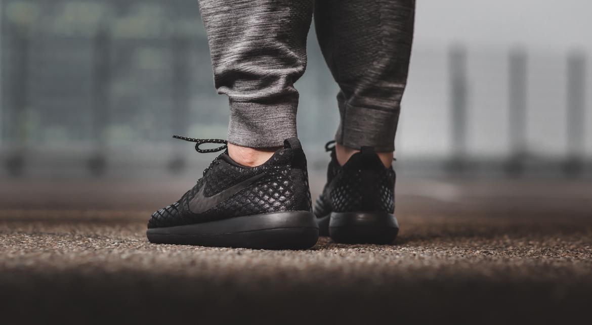 Two Flyknit 365 Nike Roshe Black Mens Running Shoe Men's Nike