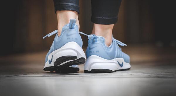 womens nike presto on feet light blue