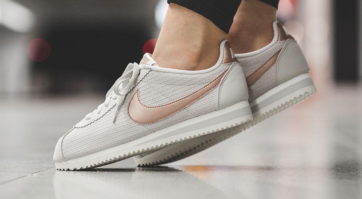 nike classic cortez light bone