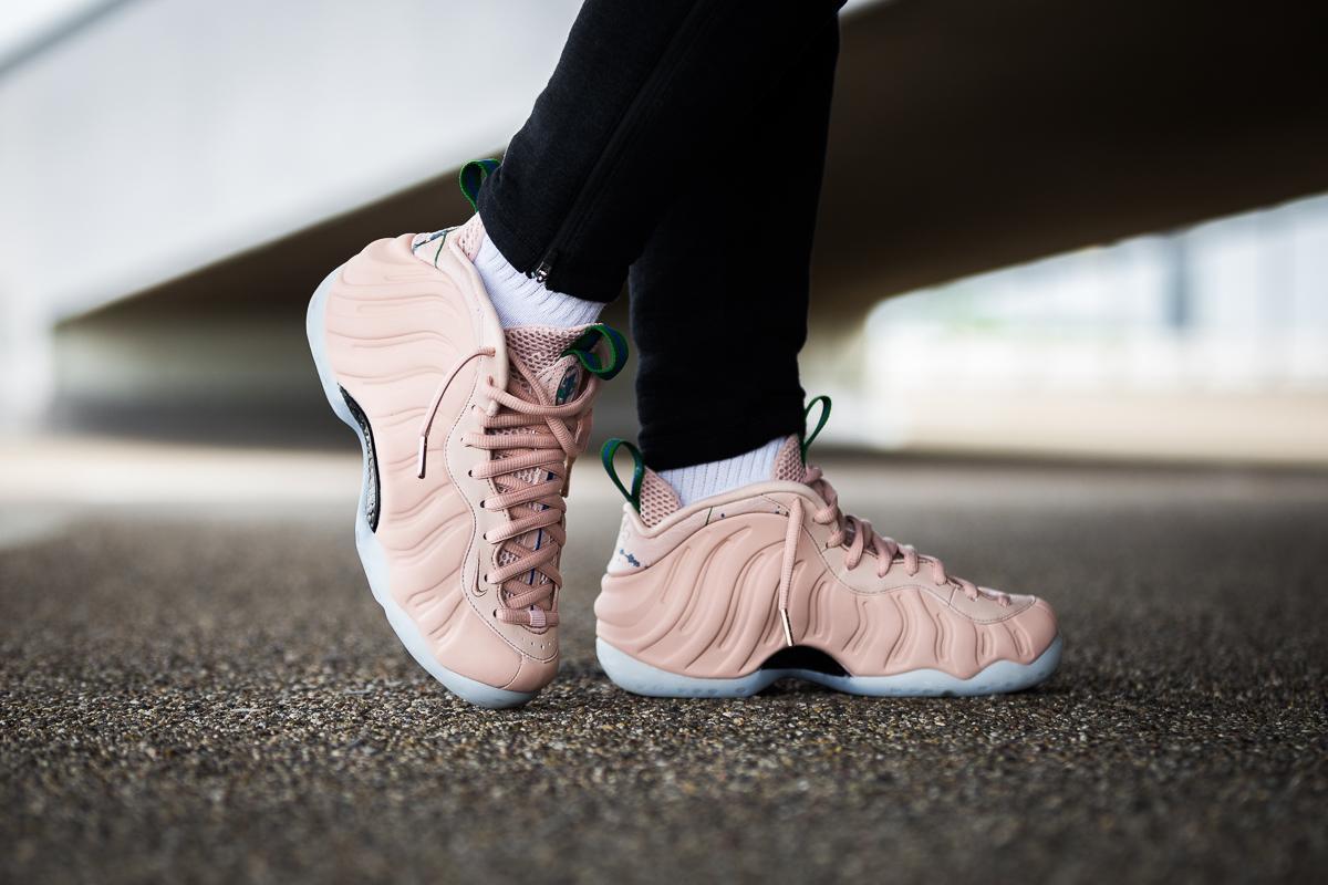 Nike Wmns Air Foamposite One "Particle Beige"