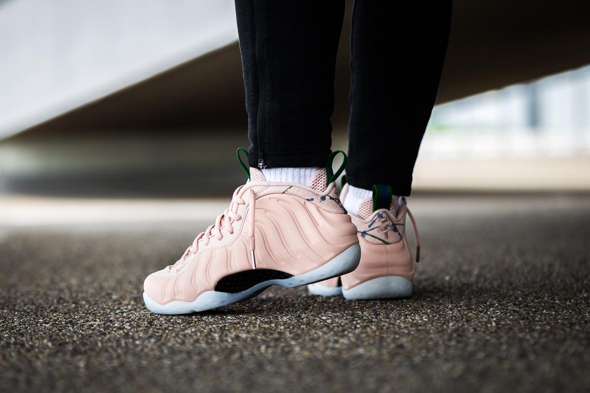 Nike Wmns Air Foamposite One "Particle Beige"