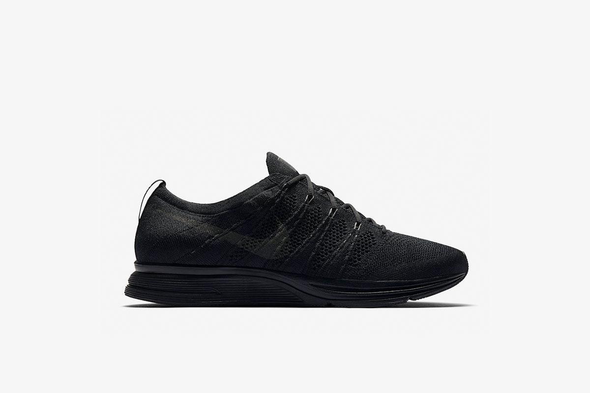 nike flyknit shoes black
