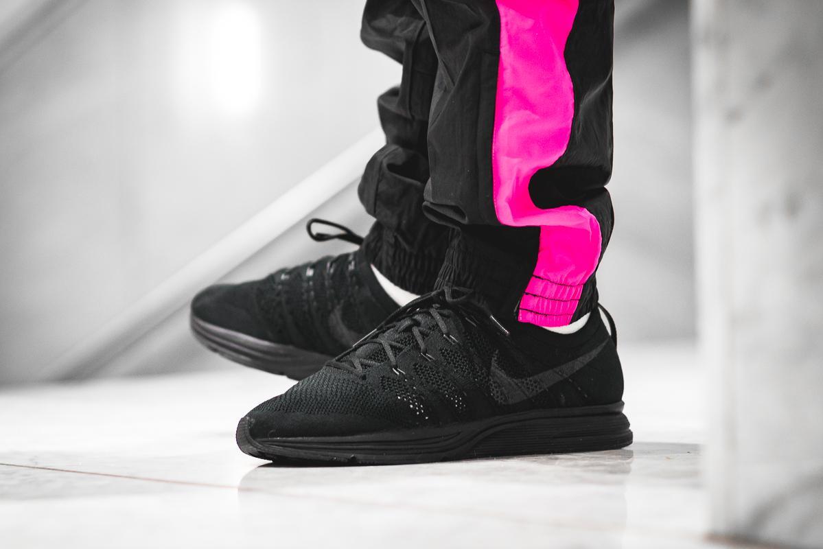 black nike flyknit trainer