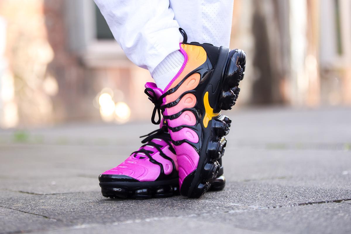 nike vapormax black and fuchsia