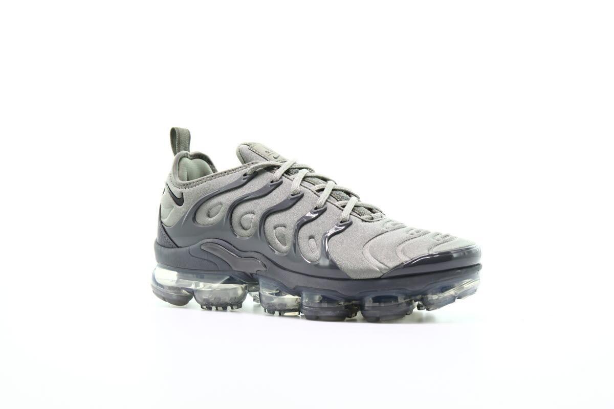 dark grey vapormax plus