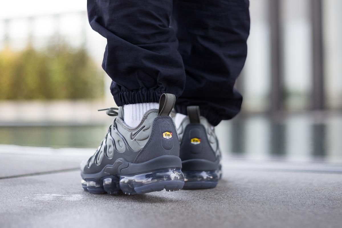 air max plus dark stucco