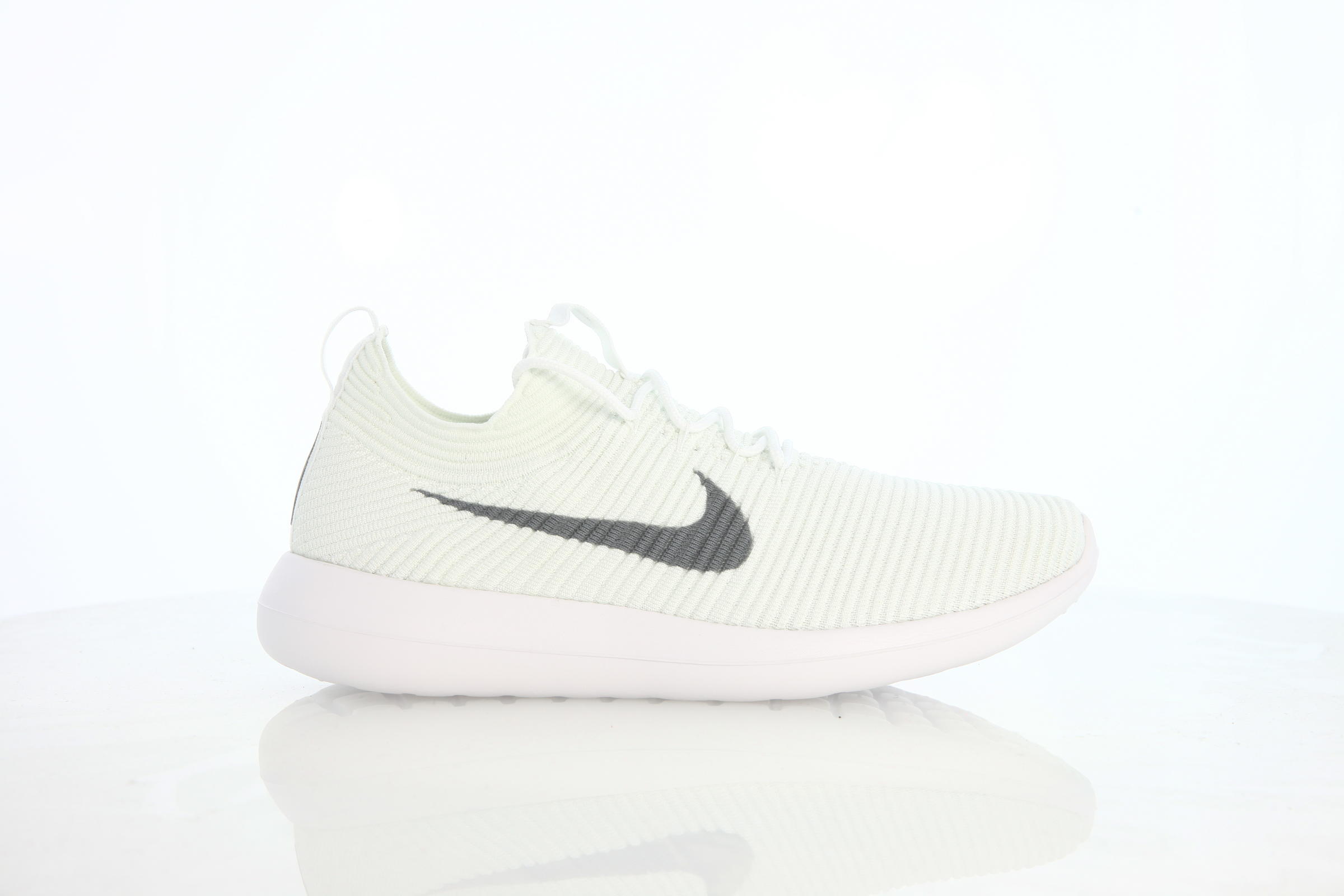 Nike roshe two all white hotsell