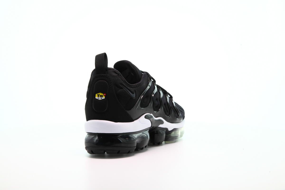 vapormax plus black and white