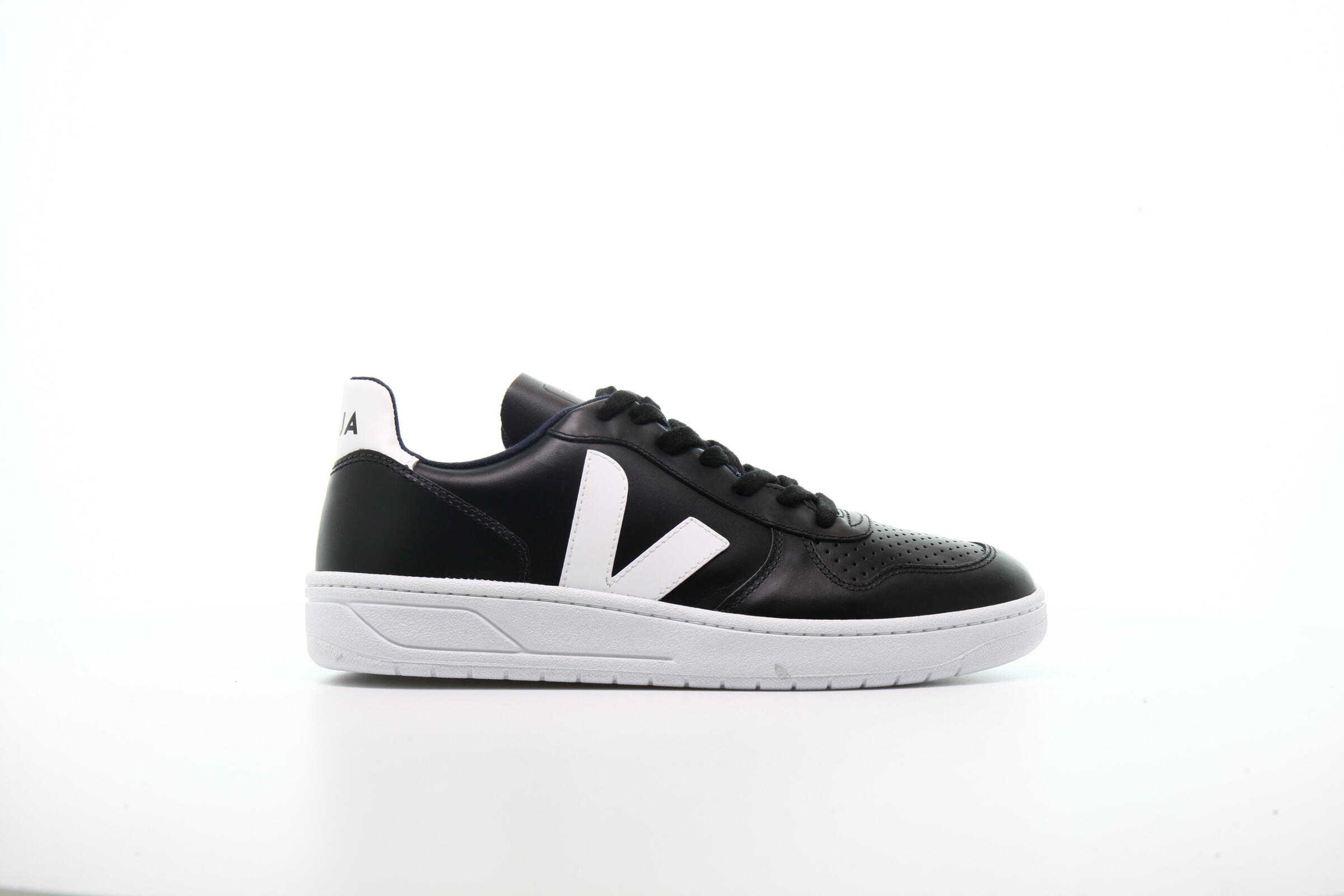 Veja V-10 Leather "Black And White"