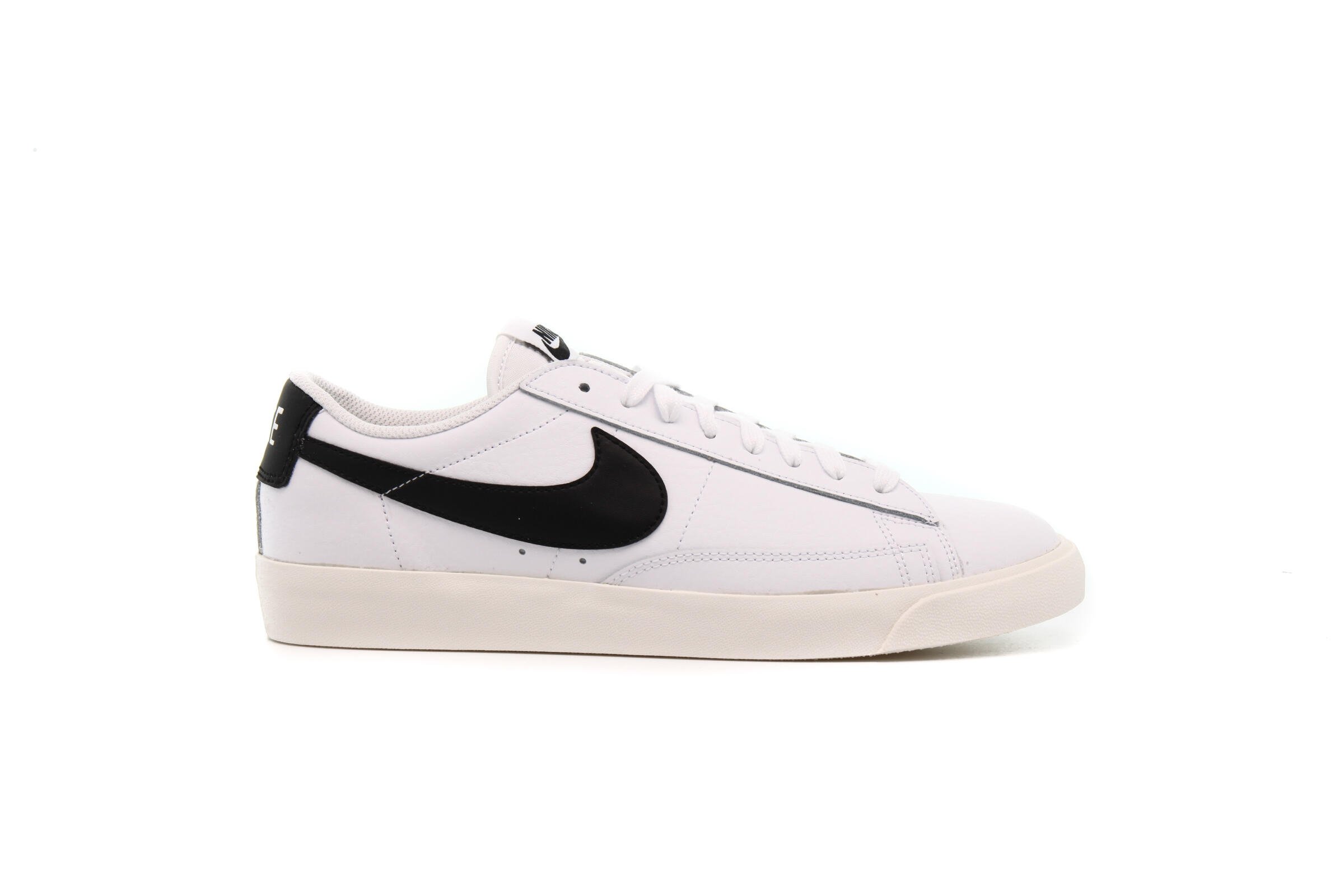 Black and white nike blazers low hotsell