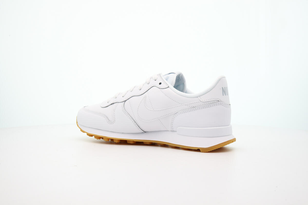 nike internationalist white gum