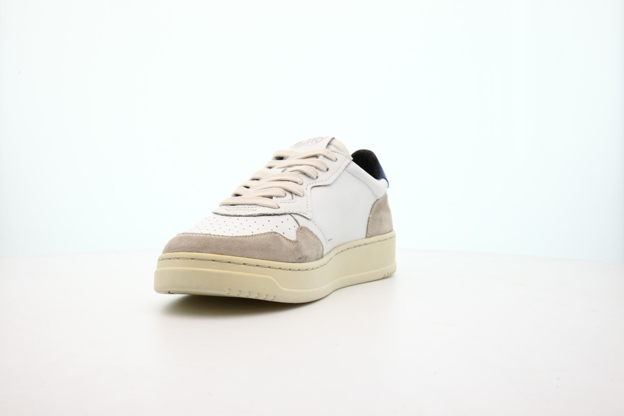 Autry Action Shoes MEDALIST LOW "BABY BLUE"