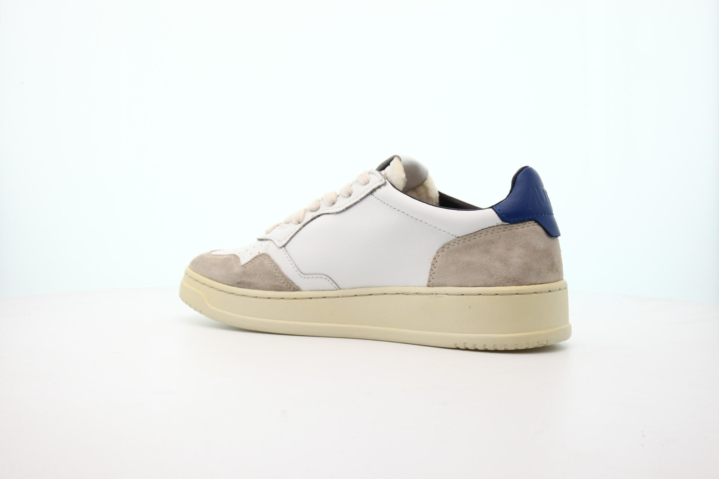 Autry Action Shoes MEDALIST LOW "BABY BLUE"