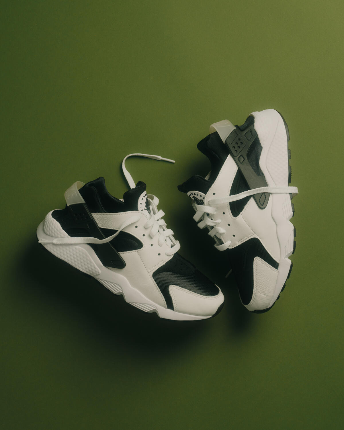 Nike Air Huarache Black / White - Image 32