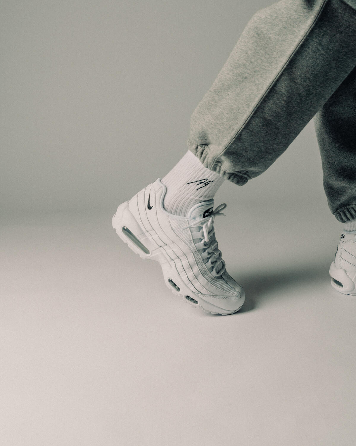 NIKE (WMNS) AIR MAX 95 WHITE/BLACK/WHITE - Image 20