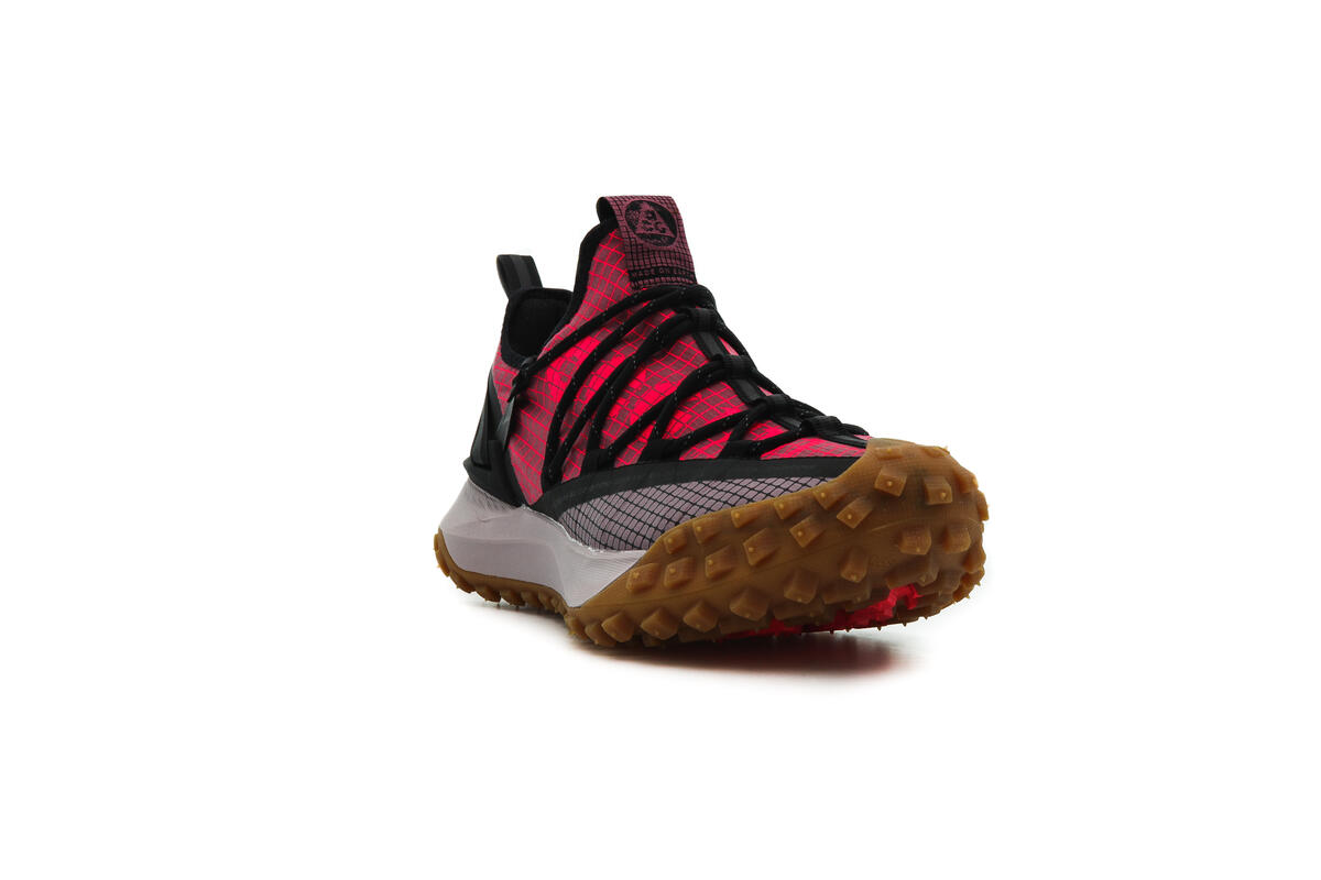 nike acg mountain fly low flash crimson
