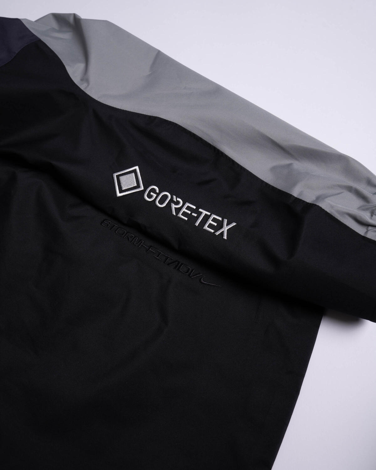 Nike ACG Womens Chain Of Craters Jacket Faded Spruce / Gridiron / Summit White - Image 5