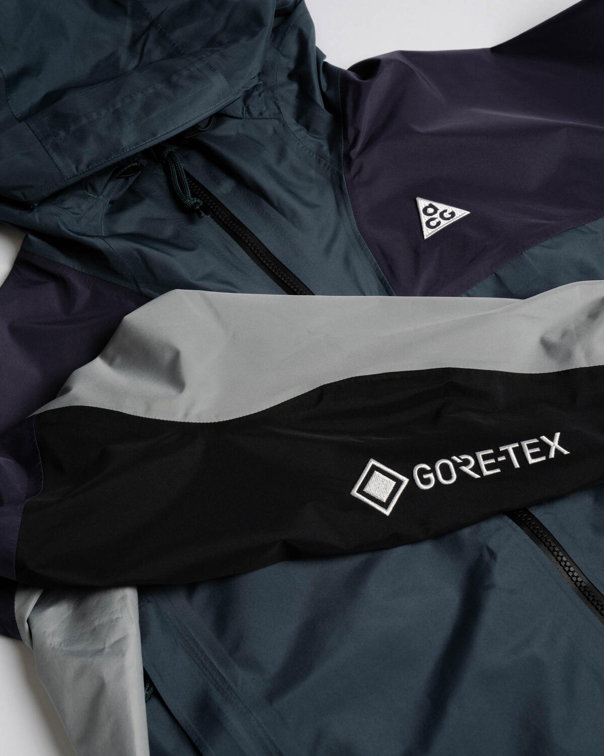 Nike ACG Womens Chain Of Craters Jacket Faded Spruce / Gridiron / Summit White - Image 3