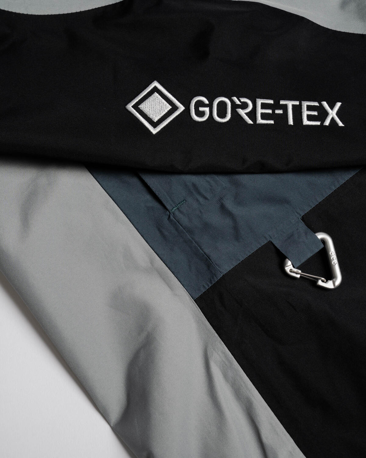 Nike ACG Womens Chain Of Craters Jacket Faded Spruce / Gridiron / Summit White - Image 4